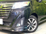 【LEDヘッドライト】悪天候や夜間走行時も良好な視界を確保し安心して運転できる高輝度LEDヘッドライトを装備!点灯速度が早く、消費電力も抑えられています。