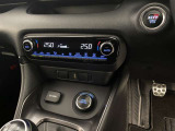 左右独立温度コントロールフルオートエアコンです。運転席、助手席それぞれで独立して温度設定ができます。冷え性の方が乗っても安心ですね♪