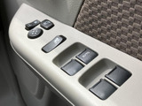 ドア側にミラー調整や窓の開閉に関するスイッチをまとめています。各操作部の位置を見分けやすく、運転席から窓やミラーを調整しやすいレイアウトです。