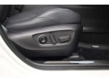 パワーシート搭載。微妙な調整が手軽にでき、ピッタリのポジションで運転することが可能です。