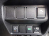 【VDC】運転操作やクルマの速度を検知して、ブレーキやエンジン出力の制御を 自動的に行い、滑りやすい路面やカーブを曲がるときや障害物を回避するときにクルマ の横滑りを軽減し、運転に安心感を与えます。