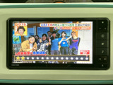 停車中にテレビ番組を視聴でき、待ち時間や休憩のひとときを車内で過ごす際に便利です。画面上で番組情報も確認でき、気軽に映像を楽しめます。