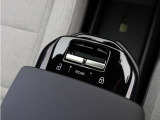 フロントシートからは、すべてのパワーウインドを操作できます。REARと書かれたボタンを押すと、フロントウインドとリアウインドの操作を切り替えることができます。