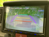 後方の映像と目安となるガイドラインが画面に表示され、バック時の周囲確認をサポートします。車庫入れや狭い場所での駐車時に、後方の状況を確かめる目安として役立ちます。
