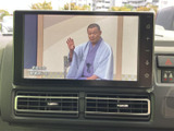 画面にテレビ番組が表示され、停車中に映像やテレビを視聴できる装備です。中央に配置された画面は内容を確認しやすく、エアコン吹き出し口の上にまとまった見やすいレイアウトです。