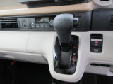 インパネシフトだから視線の移動も少なく足元もスッキリ♪運転席もゆったりしているのでゆとりを持ってドライブできますね!
