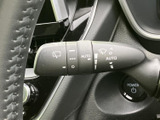 前後のワイパーに関する表示やAUTOの表記がまとまり、天候に応じた操作を手元で行えます。各位置を確認しやすく、雨の日の運転をサポートする便利な装備です。