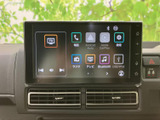 画面には電話やラジオ、テレビ、音楽などのメニューが表示され、使いたい機能を一覧で確認できます。タッチ操作で項目を選びやすく、スマートフォン連携にも対応した便利な装備です。