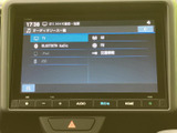 テレビやAM・FM、Bluetooth Audio、USBなどの選択肢が画面上に並びます。利用する音源を見比べて選びやすく、普段の移動中に好みに合わせたオーディオを楽しめる装備です。