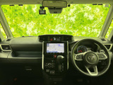 運転席から前方まで見渡しやすく、メーターや中央の画面も視線を移しやすい位置にまとまっています。前席まわりはすっきりとした印象で、日々の移動を快適に支えます。