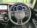 【純正革巻きステアリング】上質な革を使用することで、手にしっかり馴染みとても運転しやすいハンドルです♪