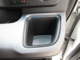 運転席右側のドリンクホルダーです。