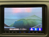 【バックカメラ】運転が苦手な方も車庫入れラクラクです!ギアをリバースに入れれば自動的に切り換わりますので、面倒な操作は不要です♪狭い駐車場もお車を傷つけず安心ですね!
