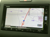 道路や周辺の地図情報が画面いっぱいに表示され、現在地や進行方向を確認しやすい構成です。行き先を調べる際にも役立ち、慣れない場所へのお出かけをサポートしてくれます。