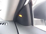 隣車線の車両を検知しているときに、検知している側に方向指示器を作動させると、警報音とともにアドバンスドドライブアシストディスプレイのBSW表示と、ドアミラー付近にある表示灯が点滅します。