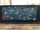 BMWのナビゲーションは操作性も良く、詳細な地図情報と交通状況を見やすく表示し、快適なドライビングをサポートしながら目的地までナビゲートします。
