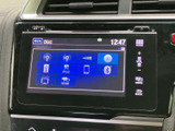 ラジオやディスク、各種接続機器の選択肢が画面に並び、聴きたい音源を確認しやすい構成です。表示が整理されており、日常の移動中にお好みの音楽を選ぶ際にも役立ちます。
