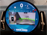 大画面ディスプレイを活用したナビゲーションシステム。地図や各種情報を見やすく表示しながら、MINIらしい先進性と遊び心を感じられるインテリアを演出しています。