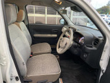 運転席と助手席は、落ち着いた色合いのシートと見通しのよい前方視界が魅力です。座面まわりにもゆとりが感じられ、乗り降りしやすい開口部と合わせて毎日の移動を快適に支えます。