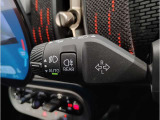 MINIの内装はとにかく『円』に拘ったデザインコンセプトが一目で伝わってきます。これほど円形に拘った車は他に御座いません。伝統のデザイン、トグルスイッチなど遊び心のある内装で御座います。