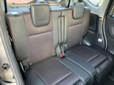 後席には左右それぞれにヘッドレストを備え、複数人で乗車する際にもゆったり過ごせる空間です。落ち着いた色合いのシートで、同乗者もリラックスして移動できます。