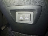 充電用USB端子付き。スマートフォンなどの充電に便利です。