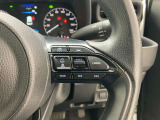 前方の車との車間を設定し、スピードを上げたり緩めたりを自動で行ってくれる追尾式の「レーダークルーズ」。上級装備の一つです!高級車にしかつかない嬉しい機能です。