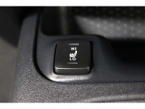 運転席と助手席には寒い日の肩や腰、冷えやすい下肢を温めてくれるシートヒーターが付いております!