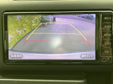 後方の様子を画面で確認でき、駐車時の周囲確認をサポートします。画面内には進路の目安となるガイド表示もあり、車庫入れや狭い場所での取り回しなど、日常の駐車場面で役立ちます。