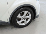装着タイヤサイズは、215/60R17です。純正アルミホイールを装着しております。