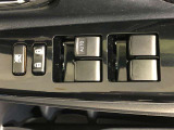 パワーウィンドのスイッチです。運転席に座りながら、助手席や後席の窓を開け閉めできるので大変便利ですよ。