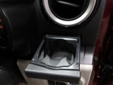 運転席のカップホルダーはエアコンの吹き出し口にありますので冷やしたり温めたりすることが出来ます☆