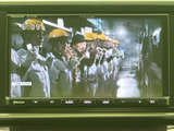 画面にはテレビ番組が表示され、停車中に映像を視聴したいときに活用できます。画面下のボタンから各メニューへ切り替えられ、車内で過ごす待ち時間にも便利な装備です。
