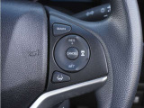 【アダプティブクルーズコントロール】ステアリングのスイッチを操作するとミリ波レーダーで先行車との距離を測定。設定を適切に保ちながら加速・減速、さらに停止まで自動に追従します。