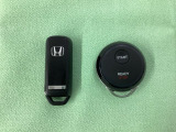 スマートキーを装備しています。鍵を差し込むことなくドアロックの開け閉めと、スタートボタン操作でのエンジンスタートができます。加えて、純正リモコンエンジンスターター用の操作キーもついています。