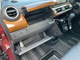車検証入れなど、いろいろな物が収納できます。