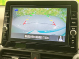 車両後方の映像とガイド表示を画面で確認でき、駐車時に周囲との距離感を把握する手助けになります。表示を目安にしながら、目視確認と合わせてお使いいただけます。