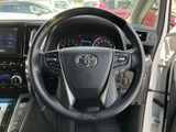 手元には複数のスイッチを備え、運転姿勢を保ちながら各種操作を行いやすい仕様です。メーターやナビ画面と合わせて視線移動を抑えやすく、日常の運転を便利にサポートします。