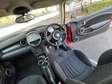 ミニ クーパーSの運転席の状態です。操作しやすく機能的な室内です。