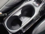 手に取りやすい位置に小物入れ兼カップホルダーを装備しています。