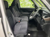 運転席と助手席には、落ち着いた色合いのシートを採用。前方や左右を見渡しやすい開放的な室内で、乗り降りの際もゆとりを感じられる空間です。