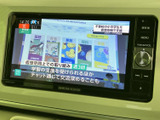 テレビ番組を表示できる画面を備えており、停車中の待ち時間にも映像を視聴できます。画面上で番組情報を確認でき、休憩中の過ごし方の幅が広がる便利な装備です。