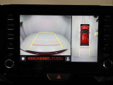 パノラミックビューモニターを装備。駐車場や交差点でクルマを真上から見るように周囲を確認できます。機能の詳細は販売店スタッフまでおたずねください。