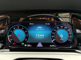 【デジタルメータークラスター】地図やタコメーターなどお好みの画面を選択可能です。安全装備の選択も同画面上で行えます。