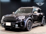 MINIのフロントグリルのデザインはイギリスで生まれた当初から、シルバーのサイドバーが折り重なった伝統的なデザインで御座います。その伝統はBMWのお車になってからでも少しずつ形を変えて守られております