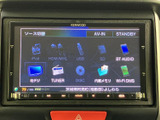 ナビやUSB、Bluetoothオーディオなど複数のソースが表示され、聴きたい音源に合わせて選びやすい構成です。画面表示も確認しやすく、日常使いに便利です。