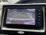 車両後方の様子を画面で確認でき、駐車時の周囲確認をサポートします。進路の目安となるガイド表示もあり、駐車位置を確認しながら落ち着いて操作したい場面に役立ちます。