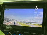 停車中にテレビ映像を楽しめる画面を備え、休憩時間を車内で過ごす際にも活用できます。