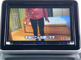 停車中にテレビ番組の映像を楽しめる画面を備えています。待ち時間などのひとときに活用でき、画面上の表示も見やすく、車内で過ごす時間を彩ります。
