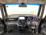 【前方視界】開放的な前方視界!運転がしやすく疲れにくいです♪窓が大きく、見通しがとっても良いおクルマですよ♪